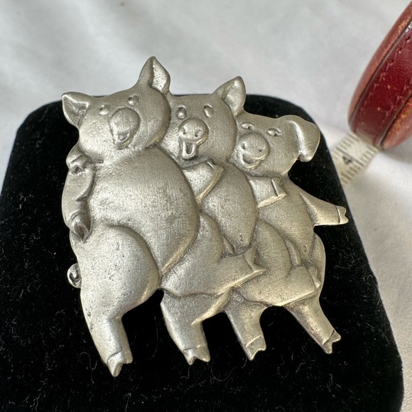 Vintage 70’s Three Little Pigs dancing pigs brooch - Picture 1 of 6